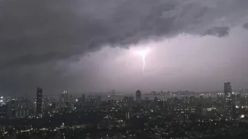 2 killed as thunderstorm hits flights, trains, road traffic in Mumbai