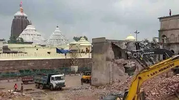 Puri Emar mutt chief refuses to vacate seat after demolition