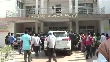 Slum dwellers gherao collectorate demanding land records under Jaga Mission