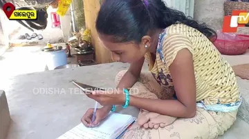 Parents Sell Gold Earrings To Buy Smartphone For Daughter's Online Classes