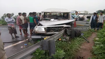 Road Mishap: 2 killed in Pipili; narrow escape for 35 passengers in Soro