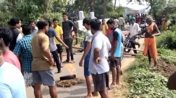 Woman, 6-year-old daughter killed in road mishap in Odisha, roadblock staged  