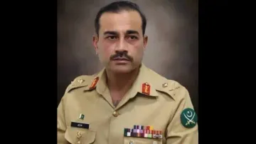 Pak army chief calls for shunning debate on 'Naya-Purana Pakistan'