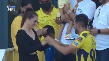 Deepak Chahar proposes his girlfriend Jaya