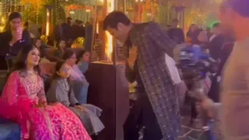 Romantic groom impresses bride in Shah Rukh Khan’s style; watch