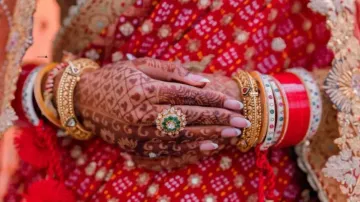 Bride elopes with lover from beauty parlour