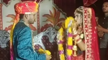 Angry bride & groom throw garlands at each other on wedding stage