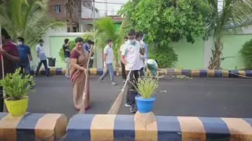 Agitating members of Amala Sangha do social work, donate blood and contribute to CMRF in Odisha 