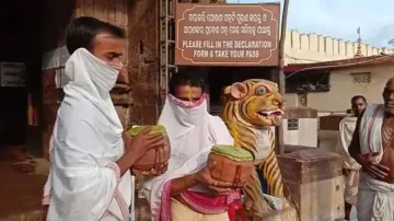 Know all about ‘Phuluri Tela’ which cures ailing Lord Jagannath and His siblings in Srimandir  