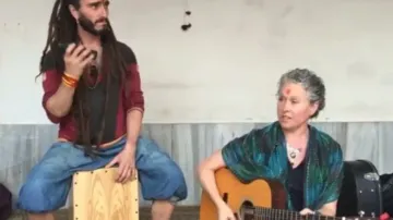 Internet in love with foreigners reciting Hanuman Chalisa & chanting ‘Jai Shree Ram’; watch