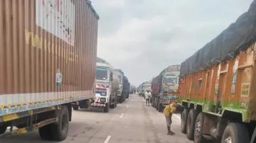 Vehicles Stranded On NH 55 Due To Road Blockade