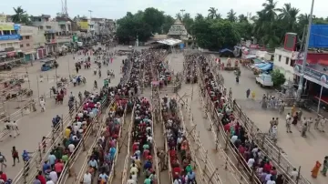 Huge rush of devotees for Sandhya Darshan in Puri