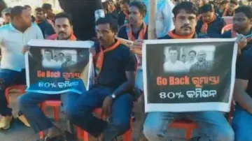 5T Secretary VK Pandian faces 'black balloon' protest during Jagatsinghpur visit