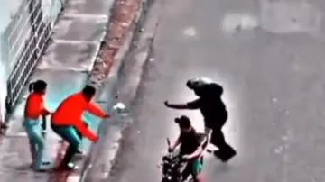 Robbers return handbag to girl after boyfriend escapes; watch