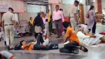 Cop deliberately pours water on faces of sleeping persons at railway station, internet divided; watc