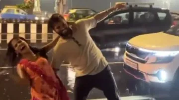 Mumbai couple dances in rain, recreates Shahid and Kareena’s ‘Tum Se Hi’ from Jab We Met