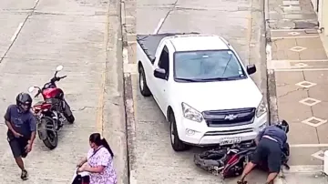 Thief suffers instant karma after snatching the bag from woman, watch