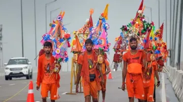 A kanwariya jumped into a canal to save the toddler