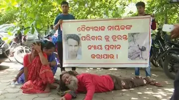 Kin of murder victim 'tortured by police,' threaten mass suicide