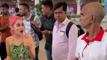 Urfi Javed slammed by elderly man over weird fashion choice; watch