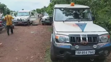 Liquor mafia attack excise dept officials during raid in Athagrah, 4 vehicles ransacked