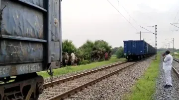 Goods train leaves behind wagons