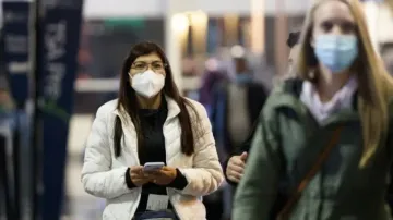 Covid hospitalisations rise in US amid calls to make masks mandatory