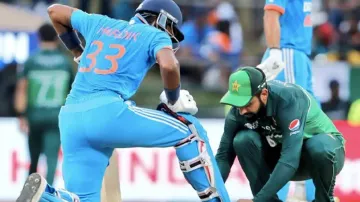 Shadab Khan ties shoelace of Hardik Pandya