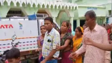 Beneficiaries gherao BDO, Supplies Inspector