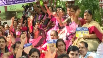 Primary school teachers stage protest