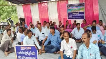 Primary school teachers stage protest