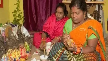 Idol Makers Put Colour To Ganesha Idols