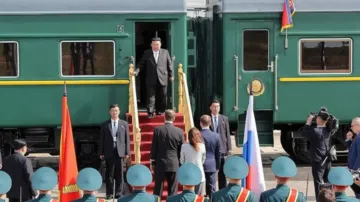 Kim leaves Russia on armoured train to return N.Korea