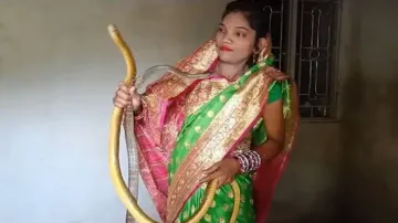 Meet saree-clad Odisha woman who catches snakes like experts 