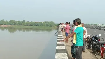 Man jumps into Baitarani river with minor daughter