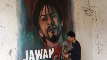 Shah Rukh Khan all praise for Odisha artist’s ‘Jawan’ mural