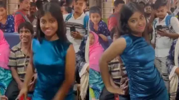  Girl grooves to Bhojpuri song in train