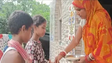 Minor siblings beg from door to door in Balasore