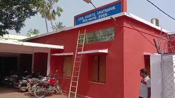 Man throws stone inside courtroom 