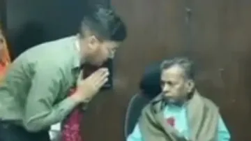 IAS officer offers shawl, his chair to priest; video goes viral, watch