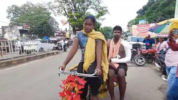 Minor girl carries injured father on trolley for 35 kms in Odisha’s Bhadrak