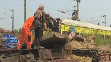 Bahanaga train tragedy: Mangled coaches, engine of Coromandel Express go under hammer