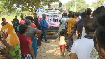 Onions at Rs 25/kg supplied in Bhubaneswar by NCCF mobile vans