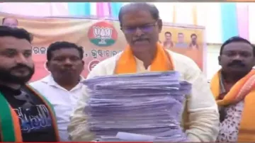 KV Singh Deo gives lessons on govt provision to BDO, other officials