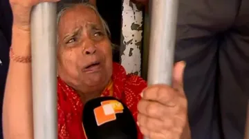 Elderly devotee at Puri Srimandir finds standing in barricade unbearable, cries for help 