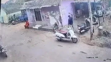 Youth immolating self with petrol in Bhubaneswar 