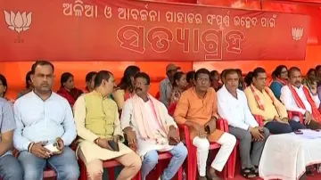 BJP Protest To Remove Garbage Dump From Bhubaneswar 