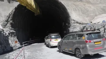 5 dead after vehicle falls into gorge on Zojila Pass