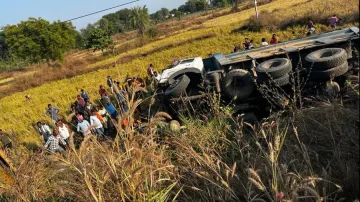 Hyva hits authorickshaw in Sundaregarh; five kiled