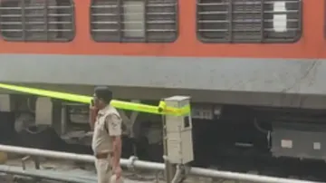 Five injured as Charminar Express derails at Hyderabad station